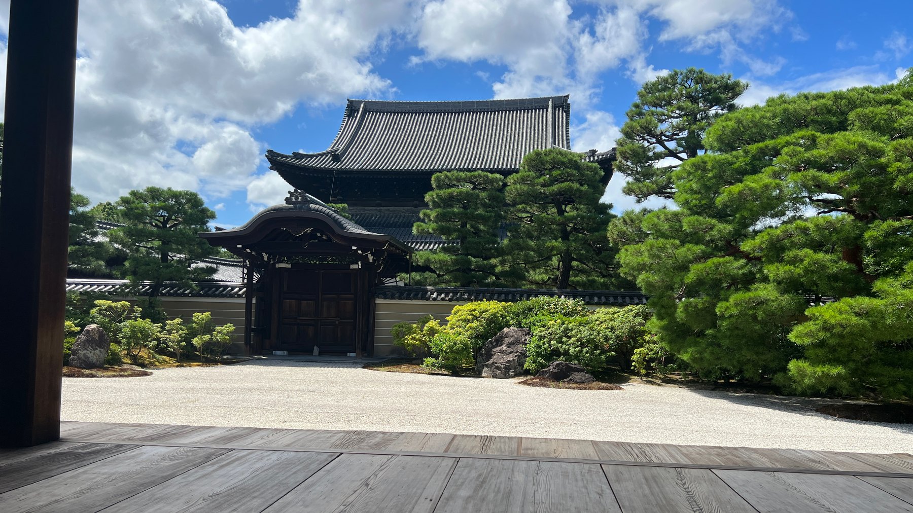 Torii-Tor vor japanischem Himmel
